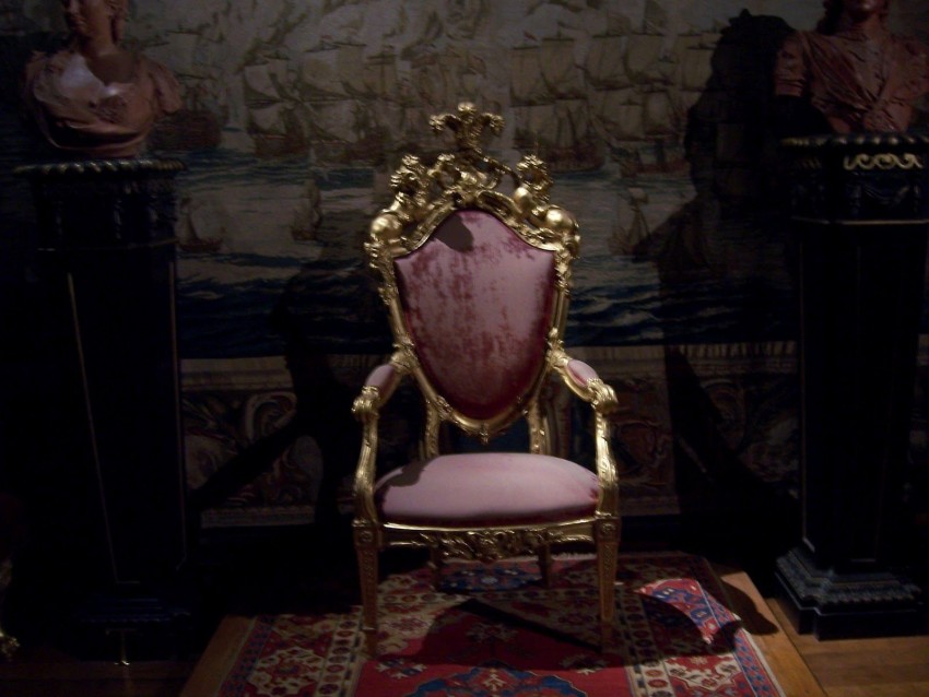Royal Chair Background Wallpaper